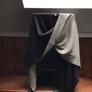 Brown wrap with beige inside. To keep away chill